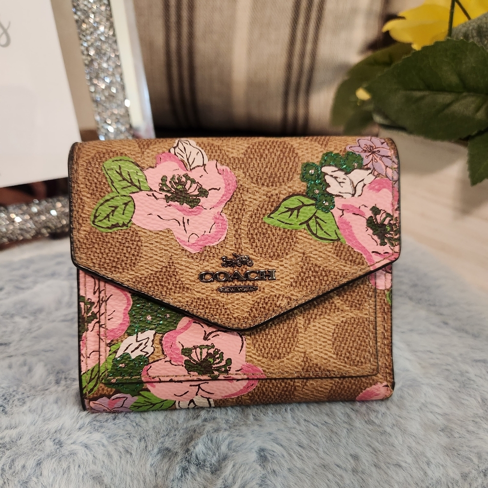 EUC COACH LIMITED PINK FLORAL TRIFOLD WALLET WITH CHAIN